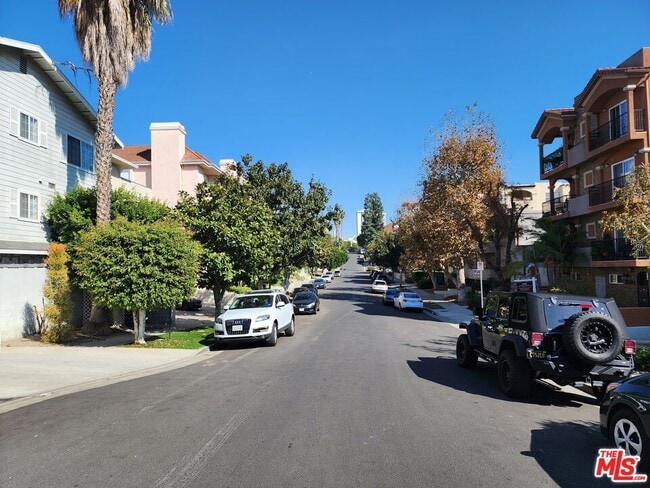 Building Photo - 10389 Almayo Ave