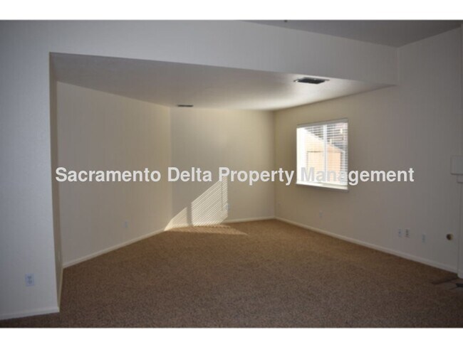 Building Photo - Rocklin home with pool & newer HVAC!