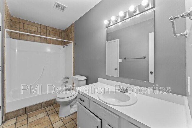 Building Photo - 3201 Creekwood Dr