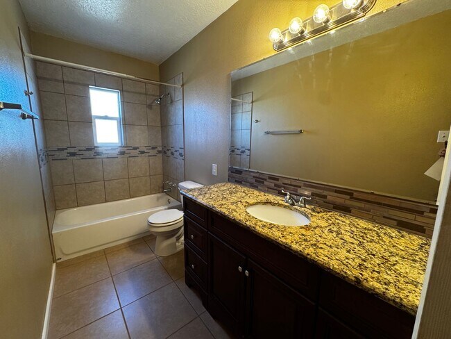 Building Photo - Beautiful 3 bedroom 2 bathroom home.