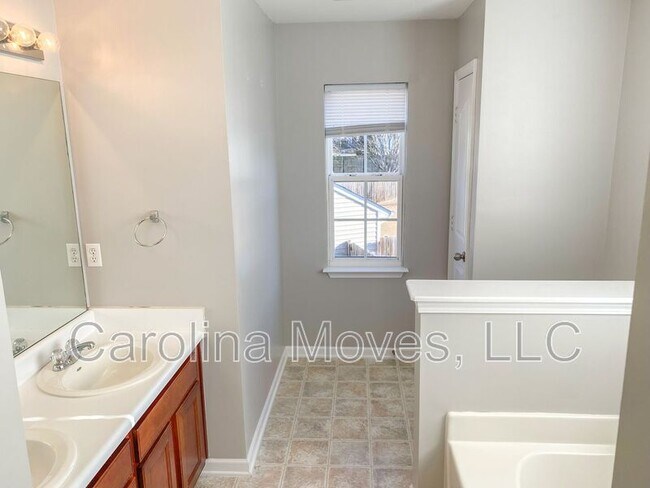 Building Photo - 11 Derry Ln