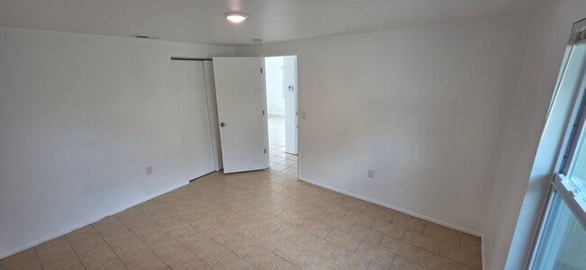 Building Photo - 3 bedroom 2 bath duplex