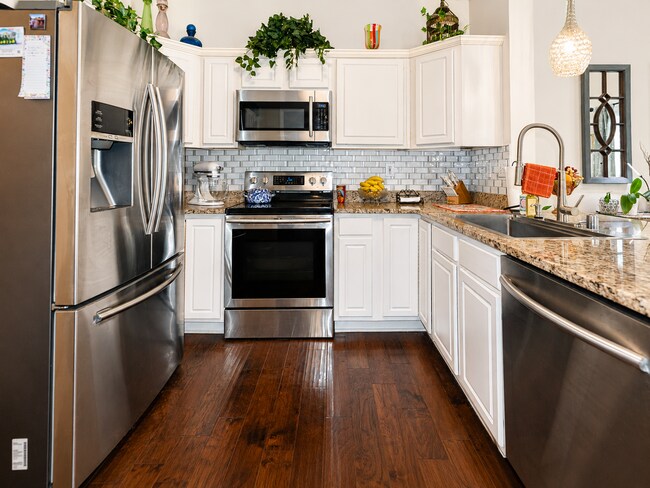 Building Photo - Beautifully Renovated 3 Bed / 2.5 Bath Home on Quiet Cul-de-Sac