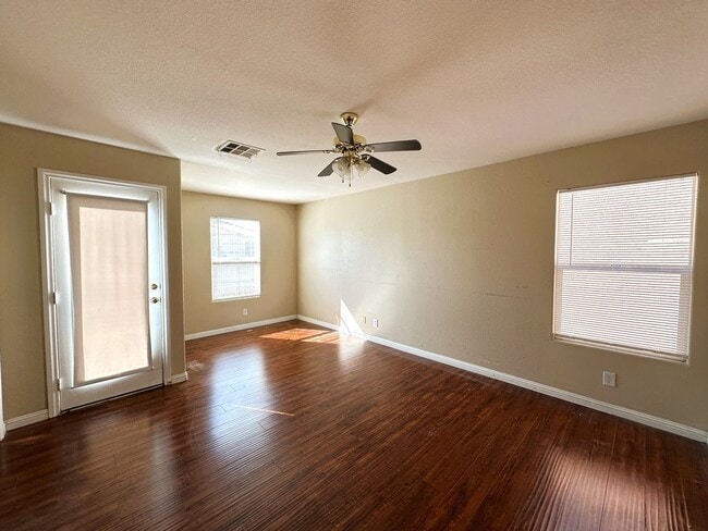 Building Photo - BEAUTIFUL 2 STORY HOME WITH HARDWOOD FLOORING! 3 BED 2 BATH, MASTER BEDROOM HAS ITS OWN PRIVATE B...