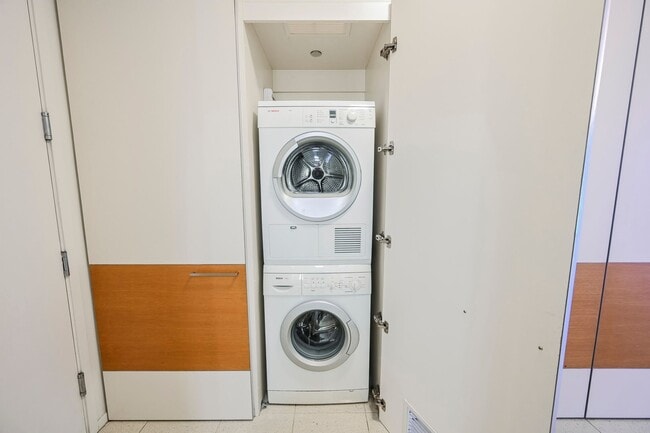 Building Photo - Studio with incredible views of the Strip!