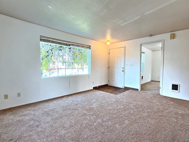 Building Photo - 905 NE 94th Ave