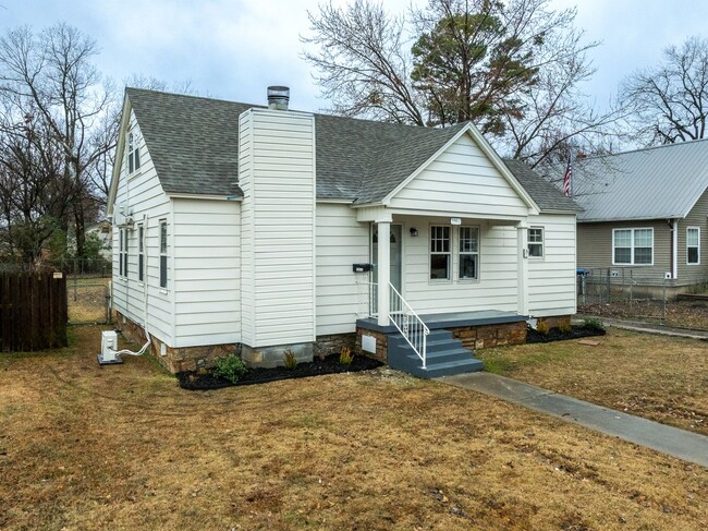 Building Photo - Freshly Updated 3 Bedroom House