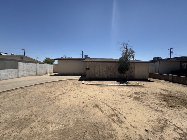 Building Photo - 7747 W Weldon Ave