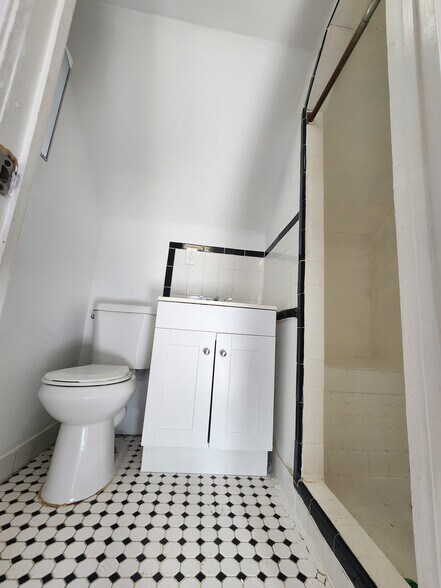 Building Photo - 135 Willow St