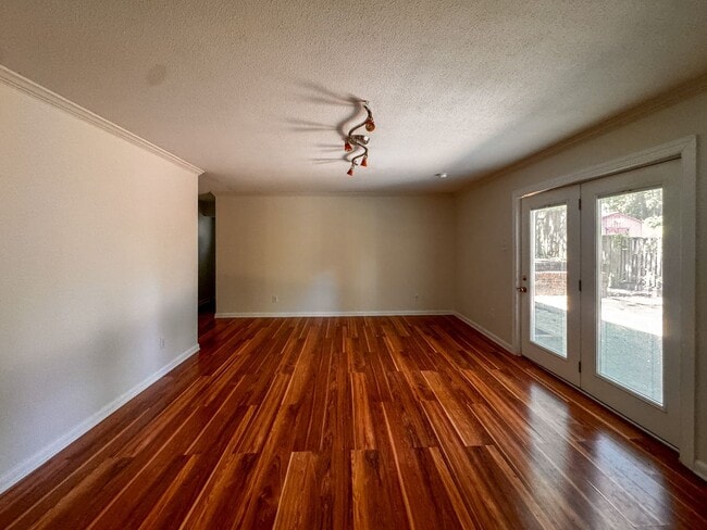 Building Photo - Spacious 4 Bed 2.5 bath Home Close to Fort Bragg