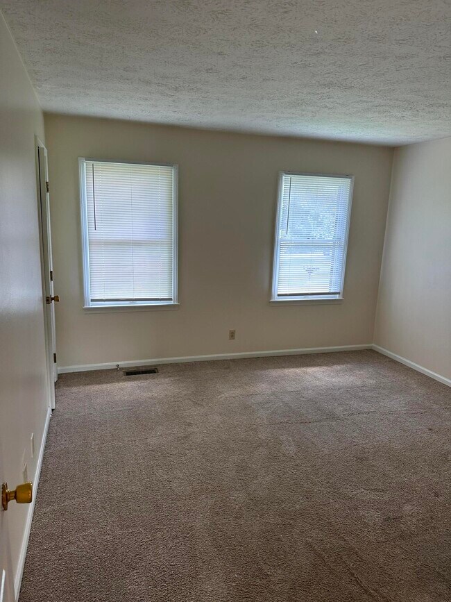 Building Photo - 165 Landings Dr
