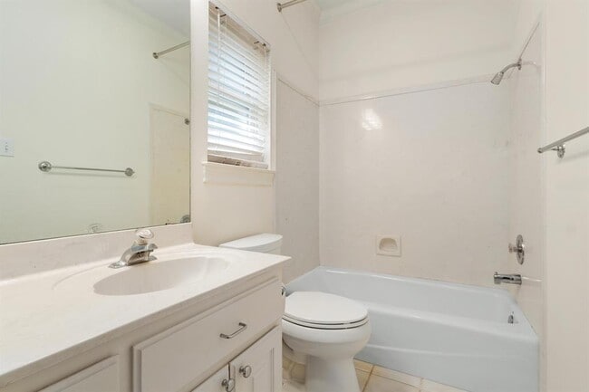 Building Photo - 6002 Ascot Cove