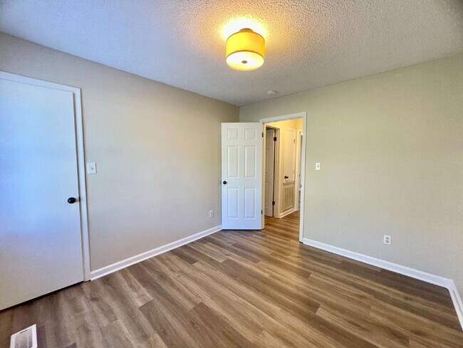 Building Photo - 3 Bed, 2 Bath Nest In Fayetteville