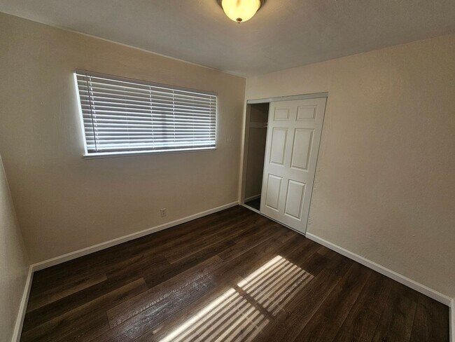 Building Photo - Move-In Ready: Secure 3BR Oakland Apartment with Paid Utilities