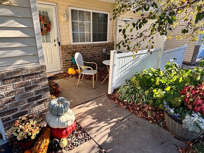 Building Photo - 3 Bedroom River Falls Townhome