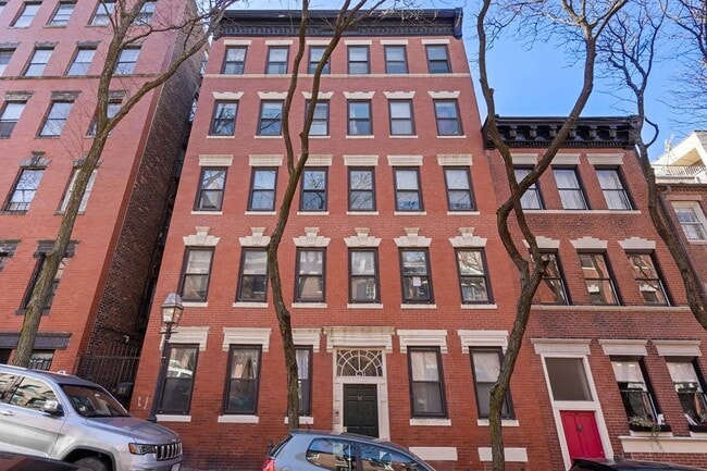 Building Photo - No Brokers Fee Unit in Beacon Hill Top Floor, Big bedrooms, Roof Deck, Laundry on a Site