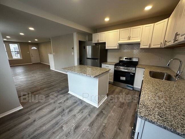 Building Photo - 1301 E 9th St