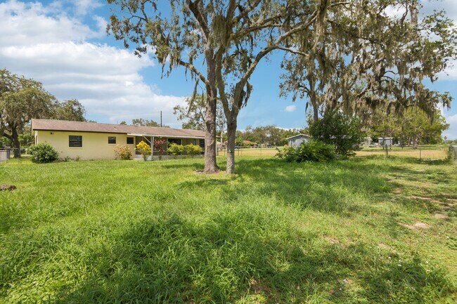 Building Photo - 4704 Queen Palm Dr