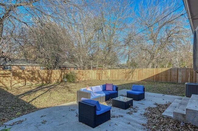 Building Photo - 505 Inwood Dr