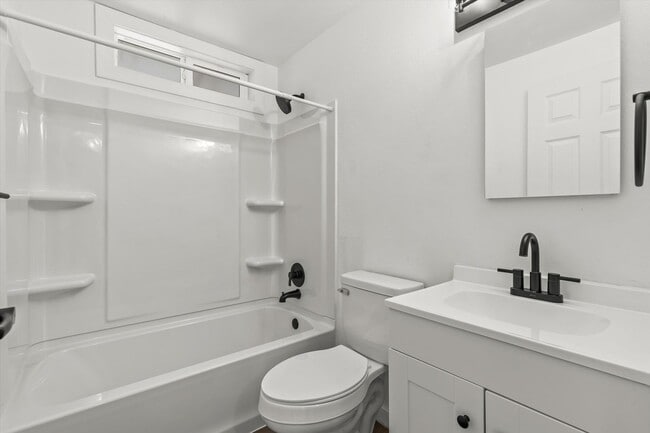 Building Photo - Cute 3 bed 2 bath town home