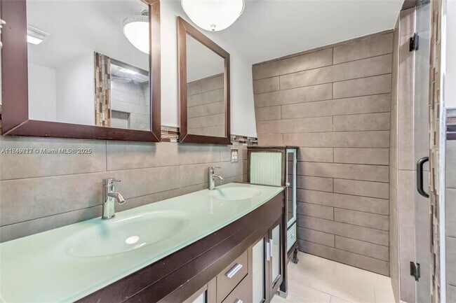 Building Photo - 2551 Camelot Ct