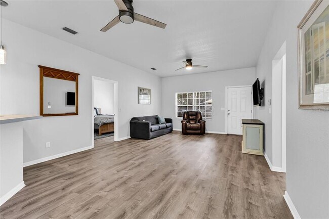 Building Photo - 1647 Red Oak Ln
