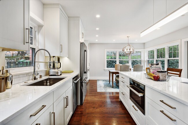 Building Photo - Ravenna Home