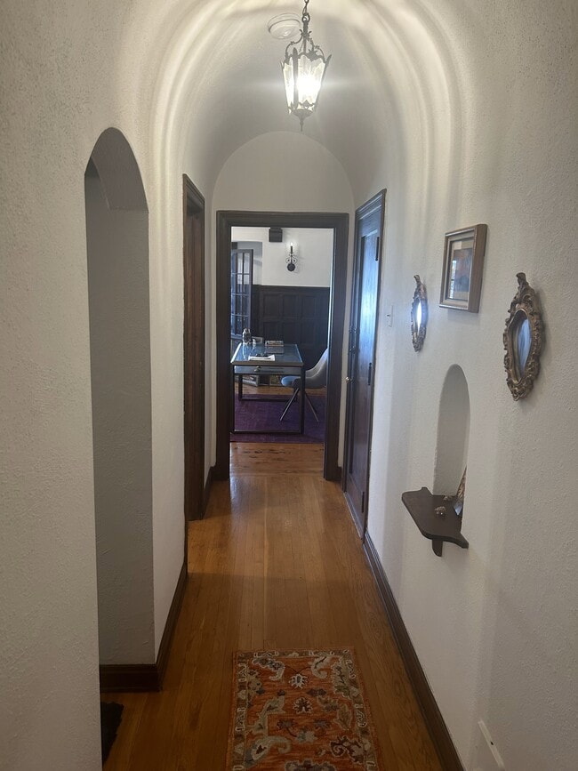 Building Photo - 333 N Sycamore Ave