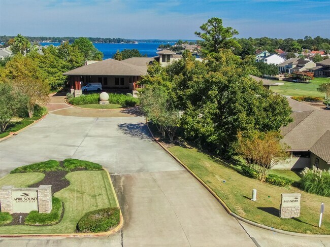 Building Photo - 1413 E April Villa