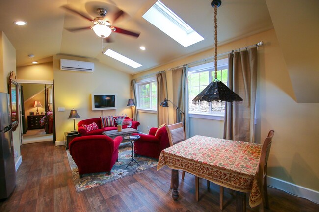 Building Photo - Elm Cottage: Fully Furnished Jacksonville ...