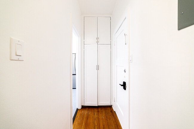 Building Photo - 246 S Sycamore Ave