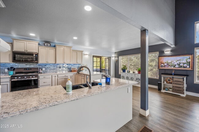 Building Photo - 1207 N Arrowhead Dr