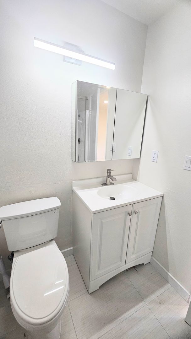 Building Photo - Gorgeous Remodeled 3bed 3bath 2 car garage...