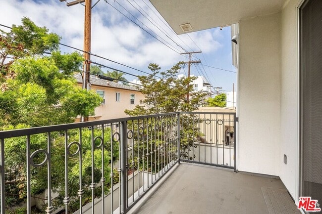 Building Photo - 320 N La Brea Ave