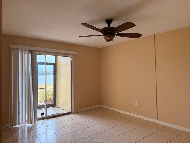 Building Photo - 2/2 Condo with Lake Views