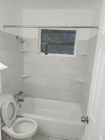 Building Photo - 732 NW 5th Ct