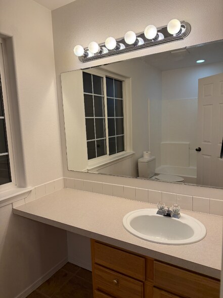 Building Photo - 1319 W Hasket Cir