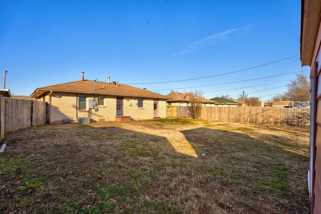 Building Photo - 3 Bed 1.5 Bath in Del City!