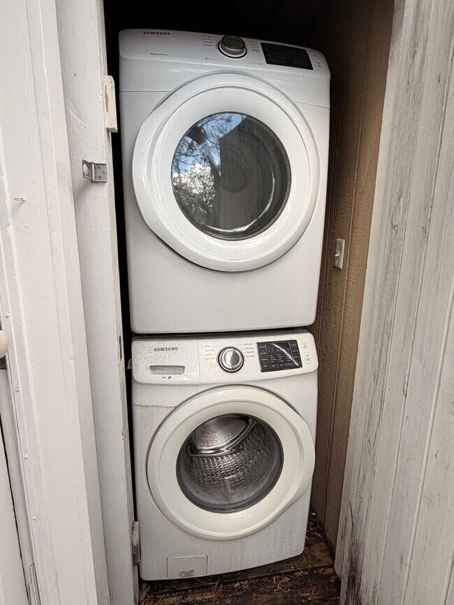 Building Photo - Gorgeous 1BD/1.5BA Uptown