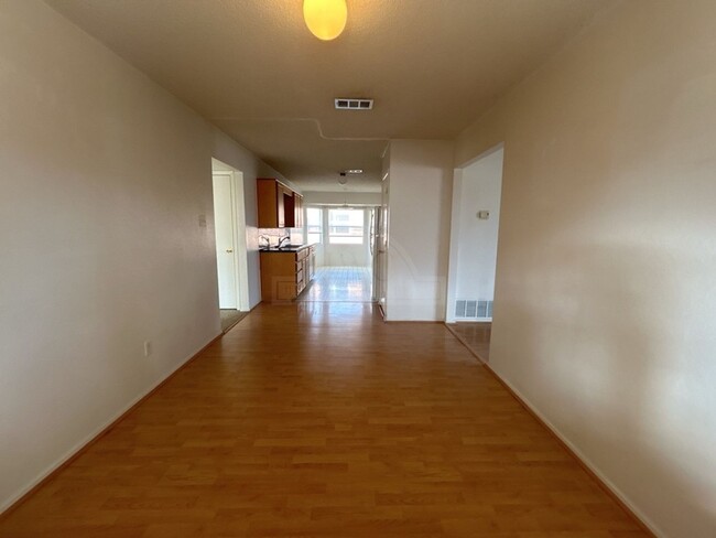 Building Photo - **2 WEEK FREE RENT***3103 Thoroughbred, Ki...