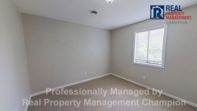 Building Photo - 2 BD/2 BA Upper Unit Condo with Spacious a...