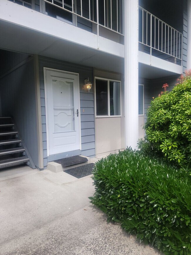 Building Photo - University Place Ground Floor Apartment Home, Newly refurbished "Somerset Place"  2 Bedroom, 1 1/...
