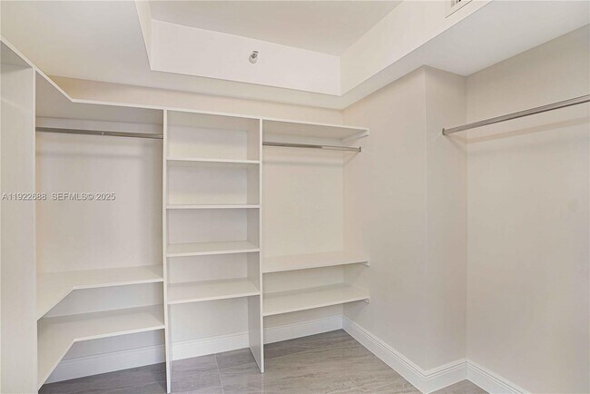 Building Photo - 3500 Mystic Pointe Dr