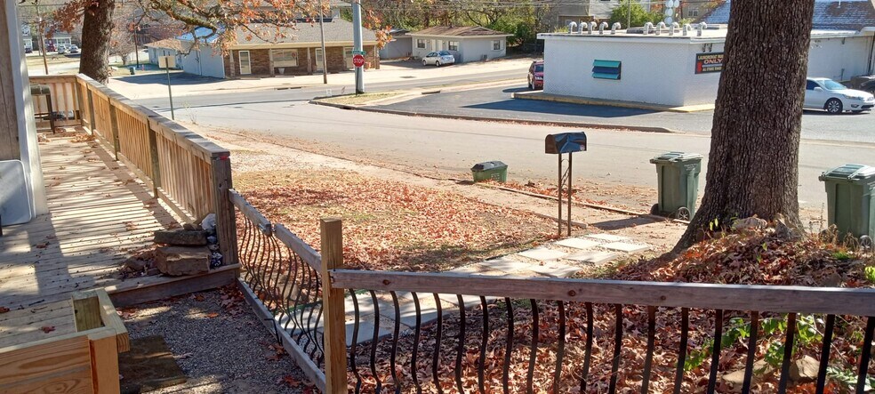 Building Photo - 832 W Eagle St