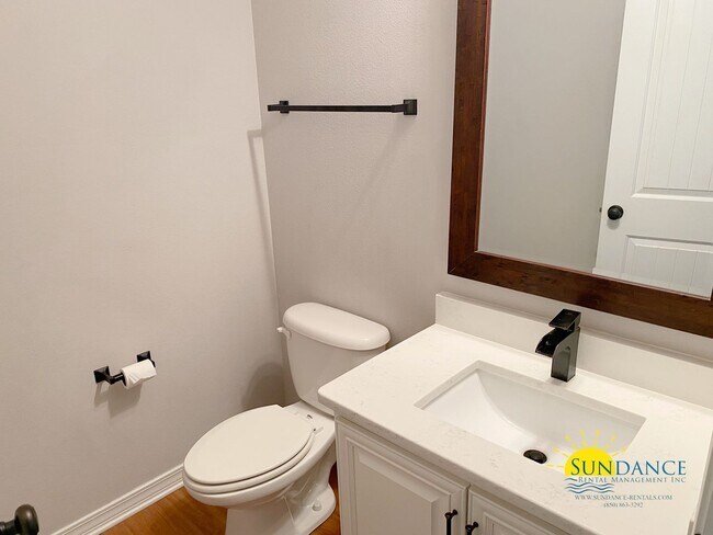 Building Photo - Charming 4 Bedroom Home in Navarre!