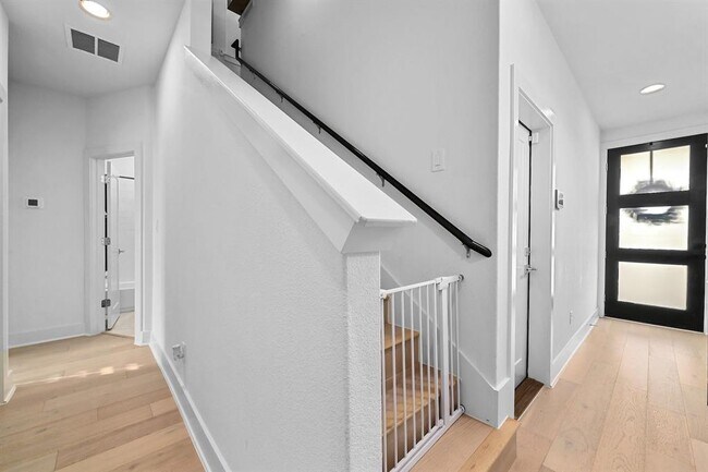 Building Photo - 2050 Lohmans Spur Rd