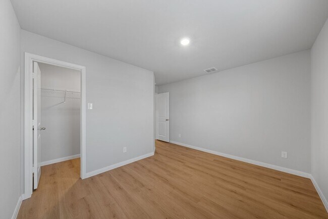 Building Photo - Spacious 3-Bed Townhome with Garage & Fenced Yard in New Braunfels – 1,920 Sq Ft!