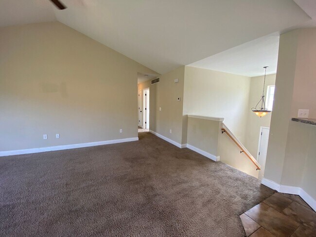 Building Photo - 3 bedroom, 3 bathroom home located in Brus...