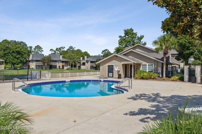 Building Photo - Renovated Condo in a Convenient Location!