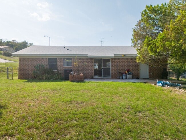 Building Photo - 1405 Hillside St